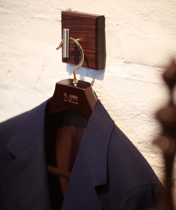 服裝店木衣架還是膠衣架好，亞克力衣架好還是木衣架好