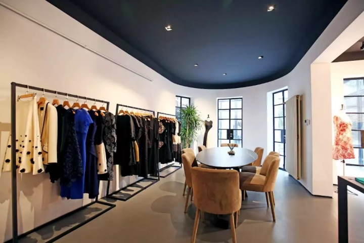 服裝店木衣架還是膠衣架好，亞克力衣架好還是木衣架好