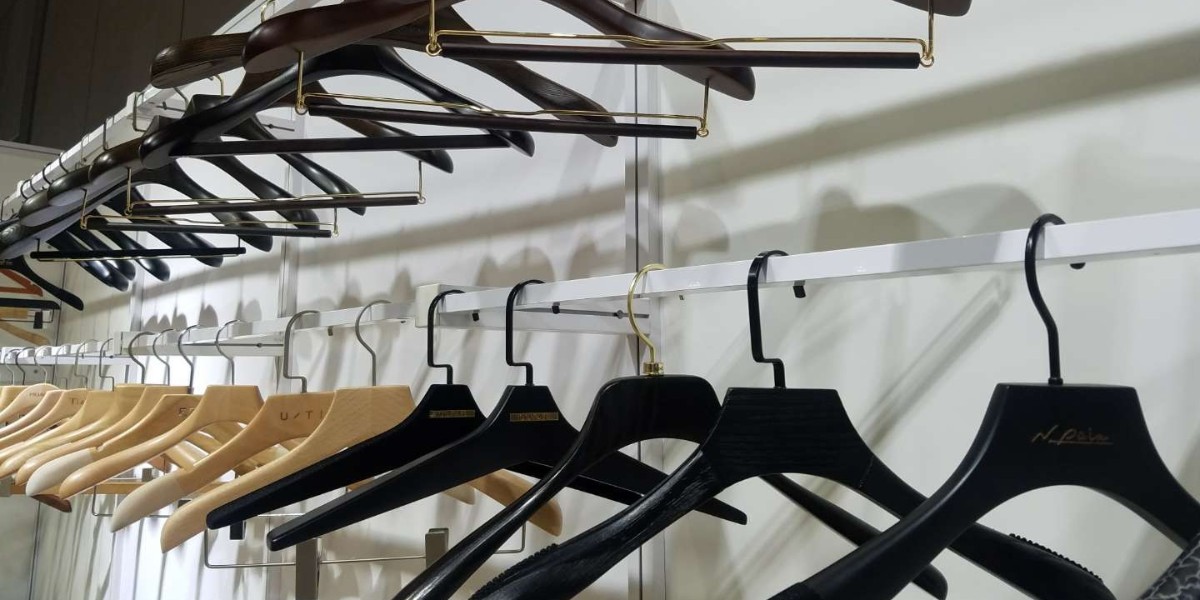 實木衣架防滑怎么樣，你還在疑惑什么？--華恩衣架