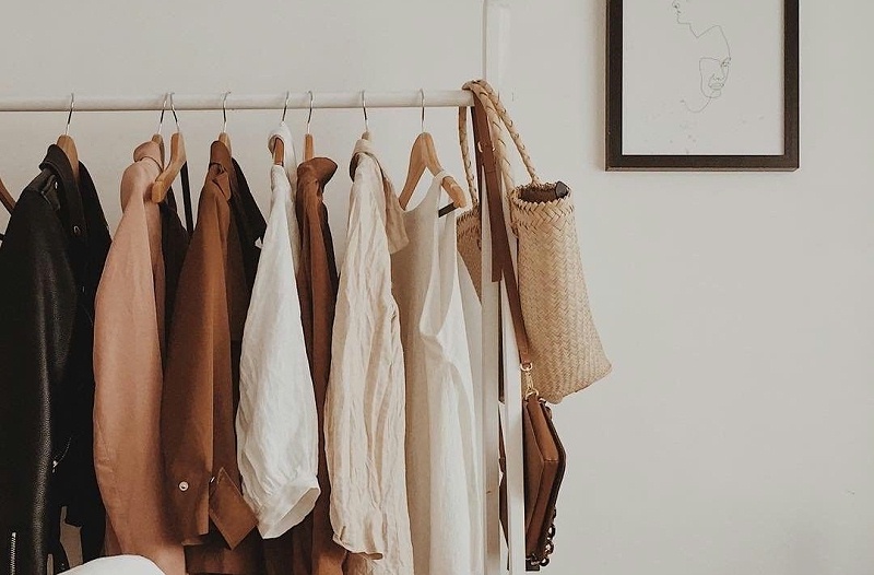 木衣架掛重衣服