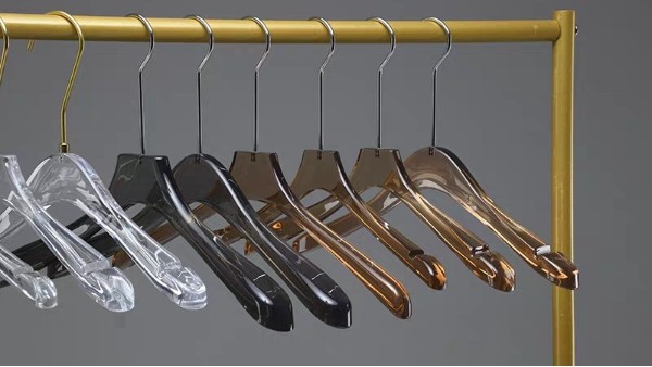 實木衣柜里面用什么衣架