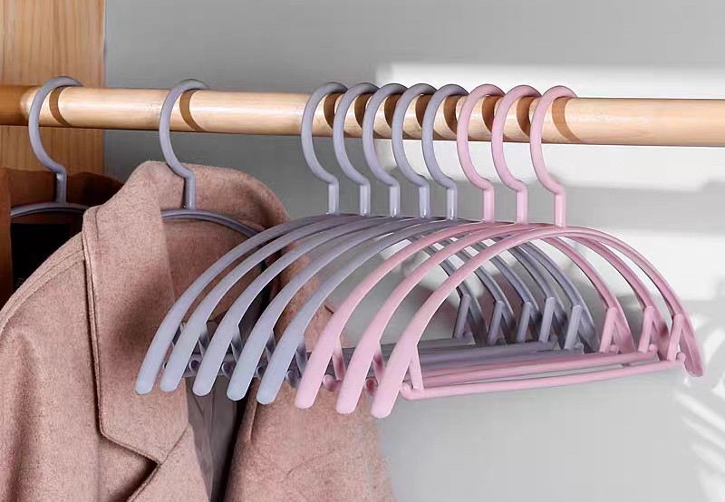 西裝實(shí)木衣架和塑料衣架哪個(gè)好