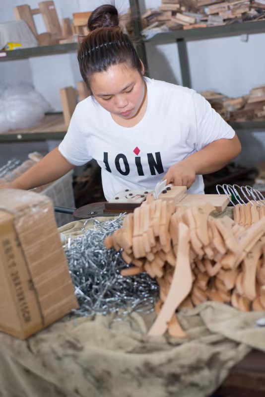 實(shí)木衣架掛鉤掉了怎么辦