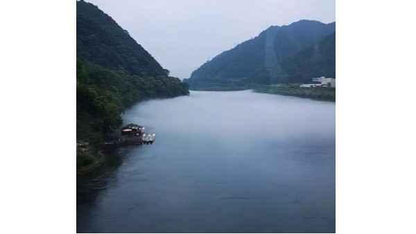 你是否過了淺喜而明媚的季節(jié)之實(shí)木衣架定制【華恩】