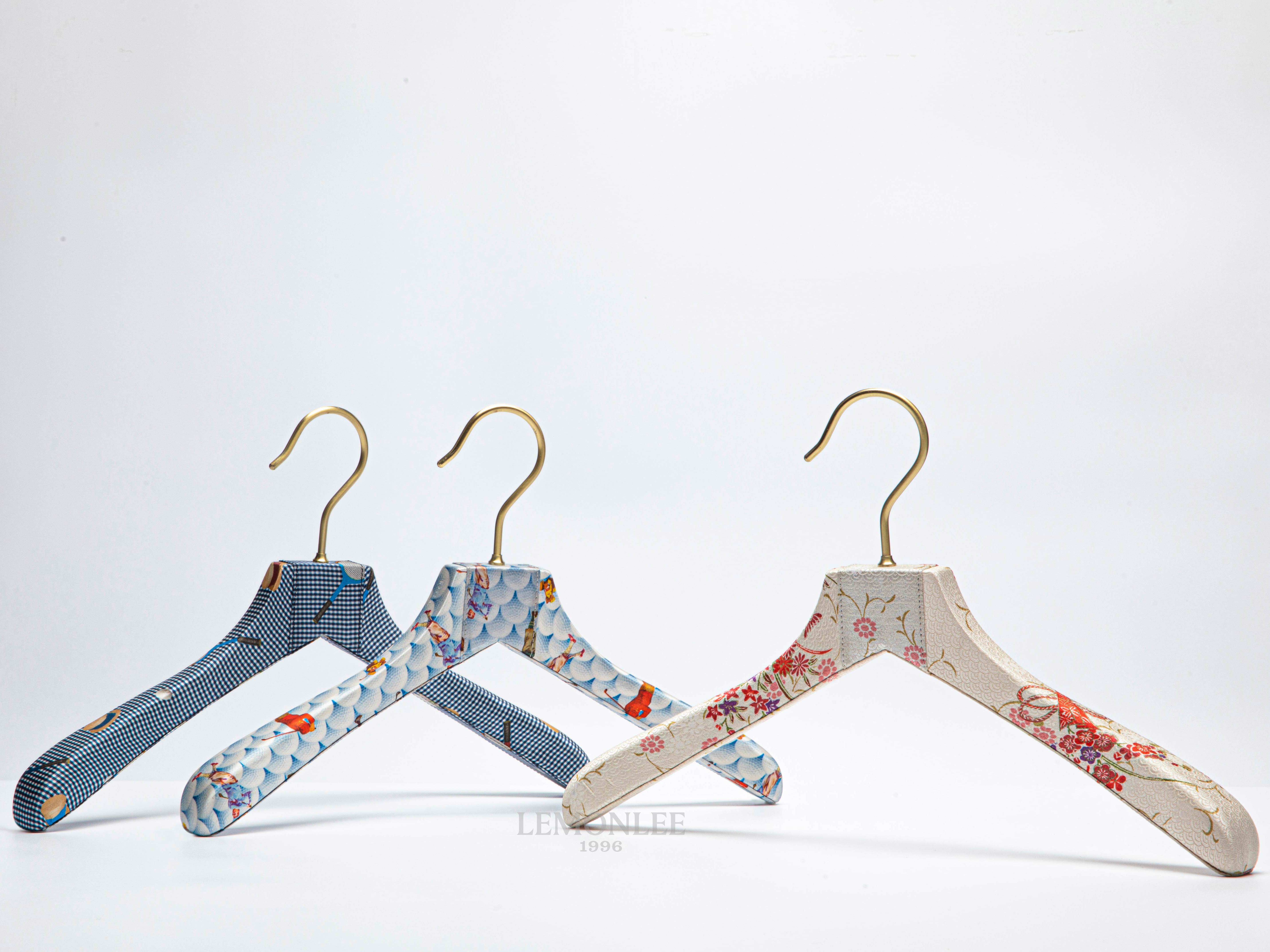 2026新款實(shí)木包真絲衣架