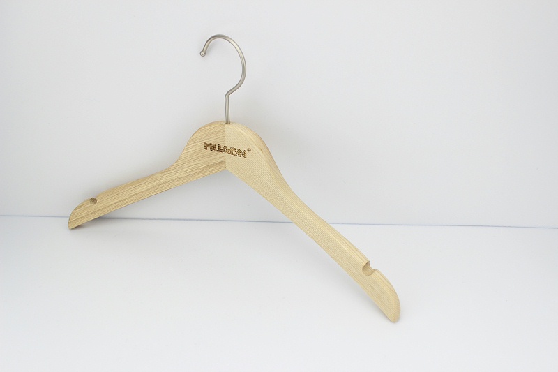 實木衣架越重越好嗎！過重反而有大問題！【華恩】