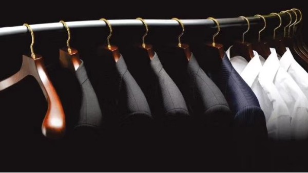 實(shí)木衣架和塑料衣架相比