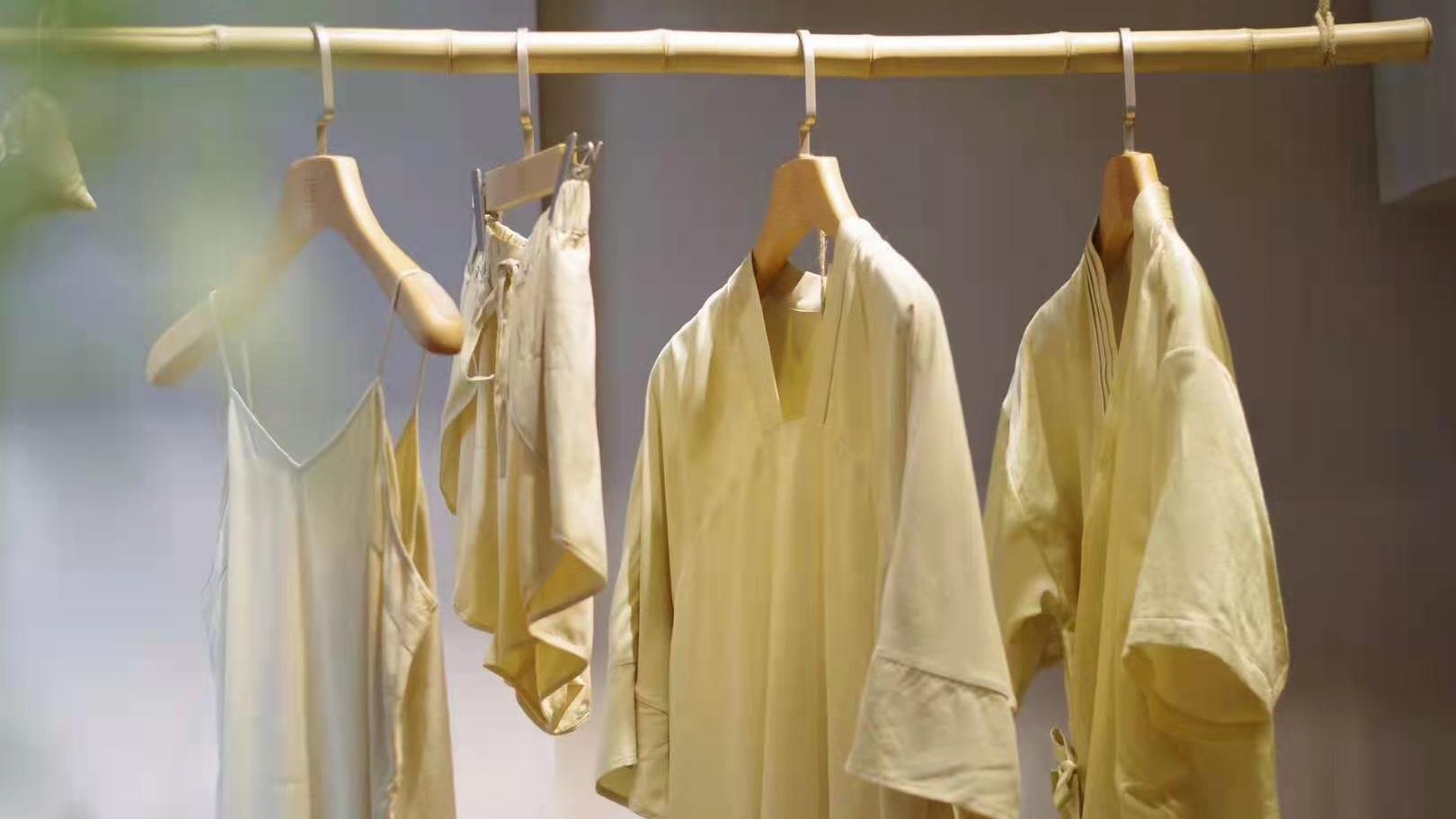 如何根據(jù)季節(jié)與衣物材質(zhì)搭配實(shí)木衣架？