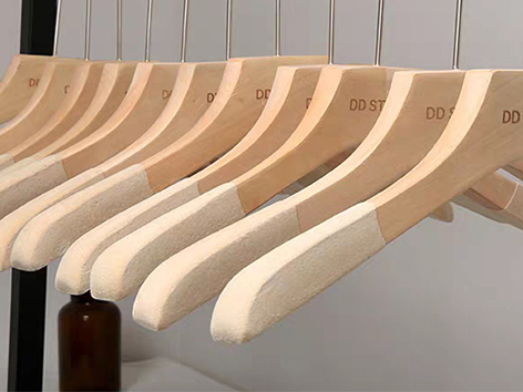 服裝店用哪種防滑木衣架更好用？28年老廠家告訴你！——華恩